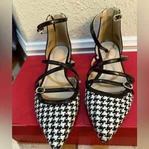 Chic Black and White houndstooth Women's Strappy flats 6.5